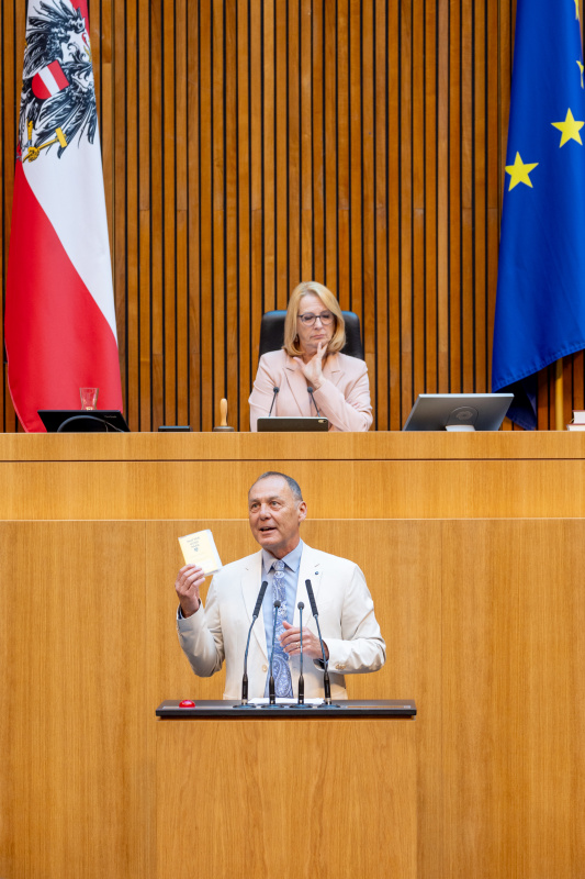 Am Rednerpult Nationalratsabgeordneter Peter Wurm (FPÖ)
