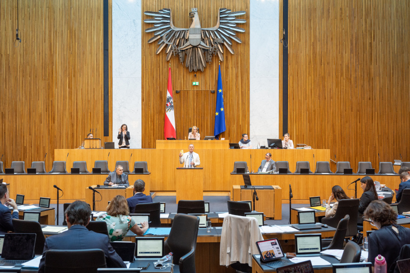 Am Rednerpult Nationalratsabgeordneter Peter Wurm (FPÖ)