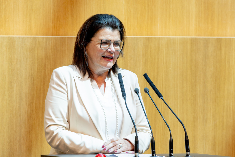 Am Rednerpult Nationalratsabgeordnete Elisabeth Pfurtscheller (ÖVP)