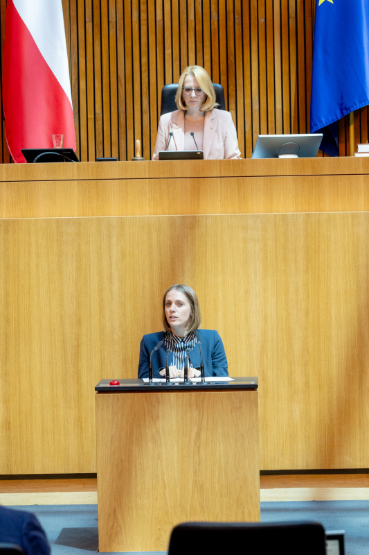 Am Rednerpult Nationalratsabgeordnete Kira Grünberg (ÖVP)