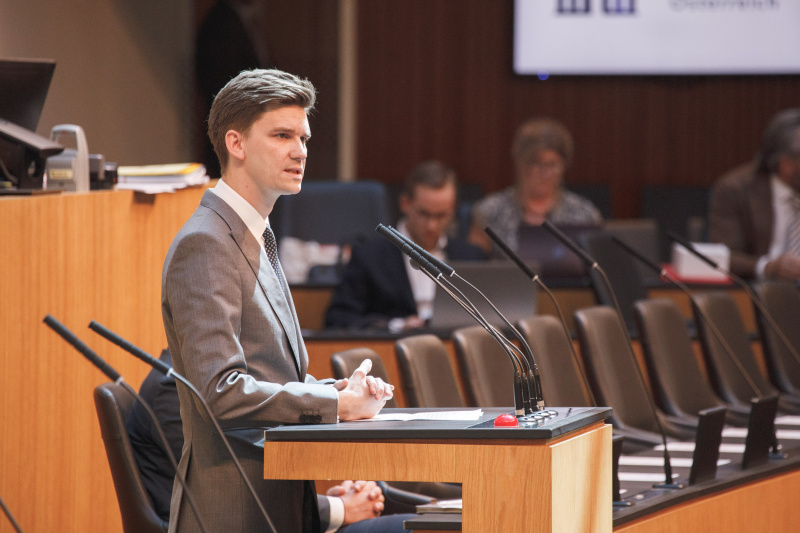 Am Rednerpult Nationalratsabgeordneter Douglas Hoyos-Trauttmansdorff (NEOS)