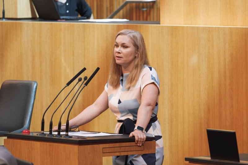 Am Rednerpult Nationalratsabgeordnete Eva-Maria Himmelbauer (ÖVP)