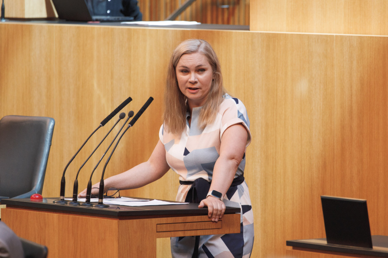 Am Rednerpult Nationalratsabgeordnete Eva-Maria Himmelbauer (ÖVP)