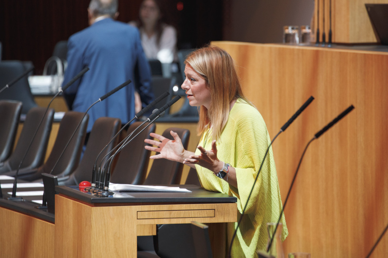 Am Rednerpult Nationalratsabgeordnete Katharina Kucharowits (SPÖ)