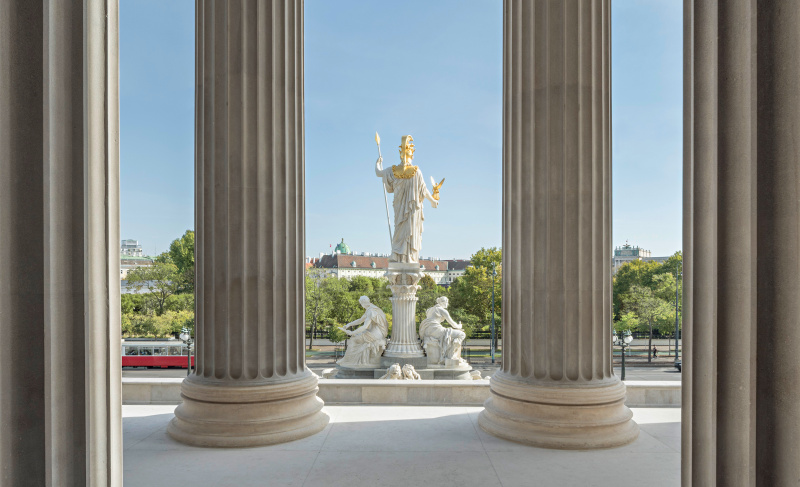 Blick vom Portikus auf Pallas Athene