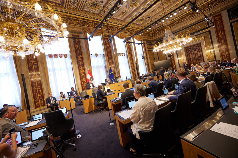 Blick Richtung Sitzungsteilnehmer:innen. Bundesratspräsidentin Claudia Arpa (SPÖ) am Präsidium