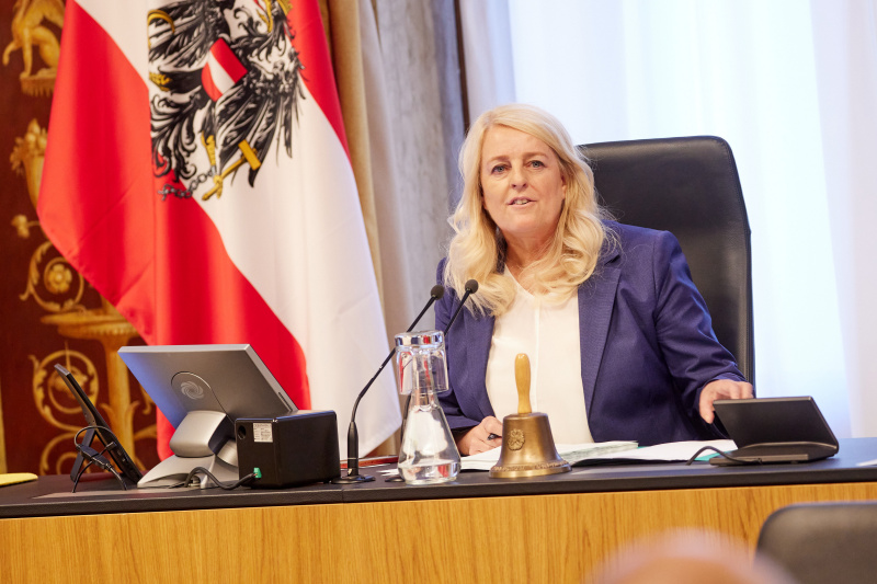 Bundesratspräsidentin Claudia Arpa (SPÖ)  am Präsidium