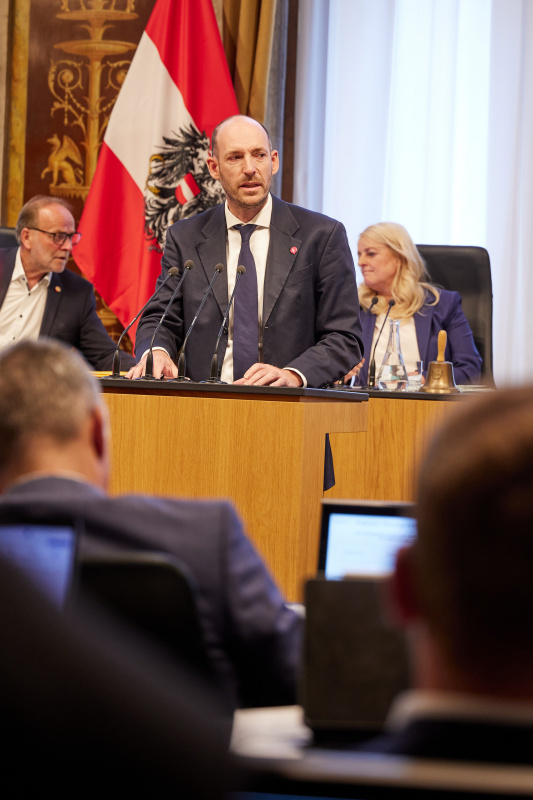 Am Rednerpult Bundesrat Karl-Arthur Arlamovsky (NEOS)