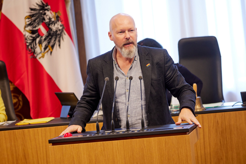 Am Rednerpult Vorsitzender der Bundesratsfraktion Marco Schreuder (GRÜNE)