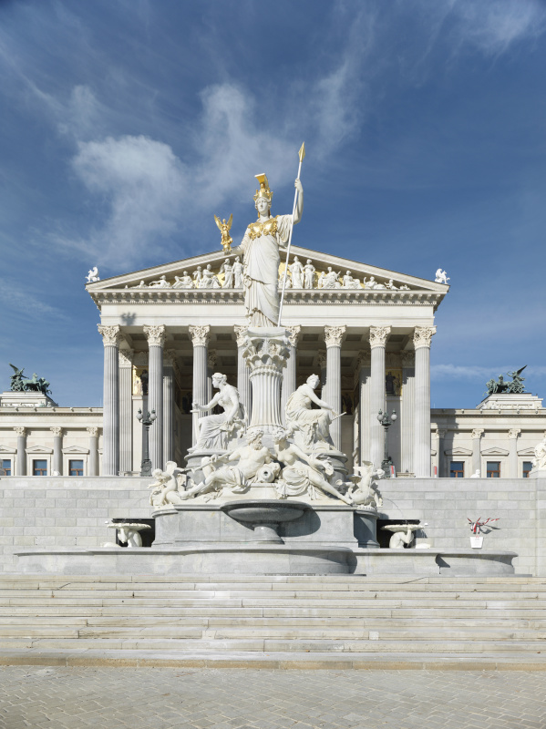Parlamentsgebäude mit Blick auf den Pallas Athene Brunnen und Portikus