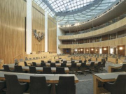 Blick auf das Präsidium im Nationalratssaal