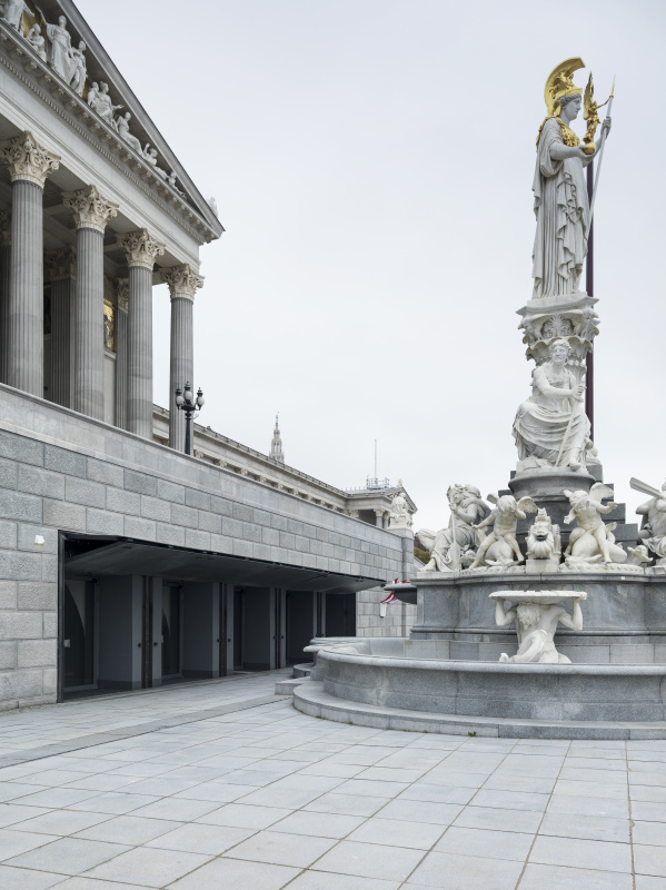Seitlicher Blick auf den Haupteingang des Parlaments unter der Rampe
