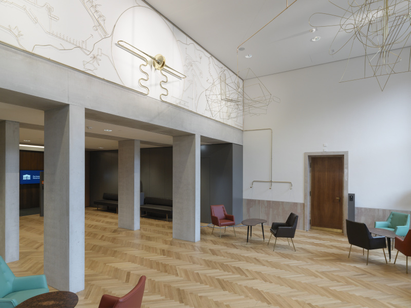 Kunst im Parlament - Constantin Luser: Demokratietrompete, Fries mit Horn und Waage