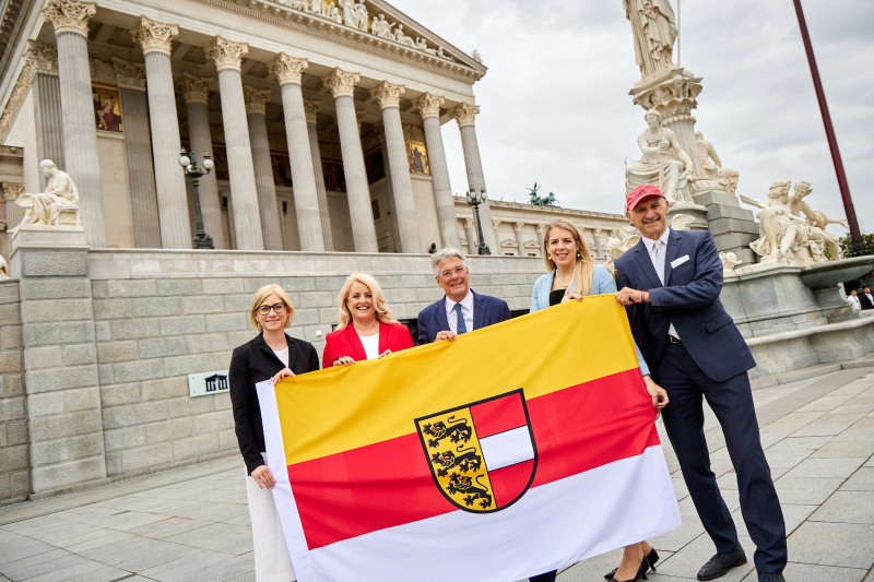 Von links: Bundesrätin Sandra Lassnig (ÖVP), Bundesratspräsidentin Claudia Arpa (SPÖ), Landeshauptmann von Kärnten Peter Kaiser, Bundesrätin Isabella Theuermann (FPÖ), Bundesrat Manfred Mertel (SPÖ)