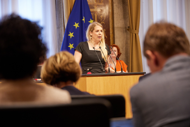 Am Rednerpult Bundesrätin Isabella Theuermann (FPÖ)