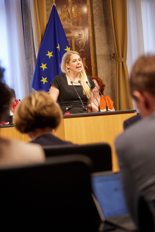 Am Rednerpult Bundesrätin Isabella Theuermann (FPÖ)