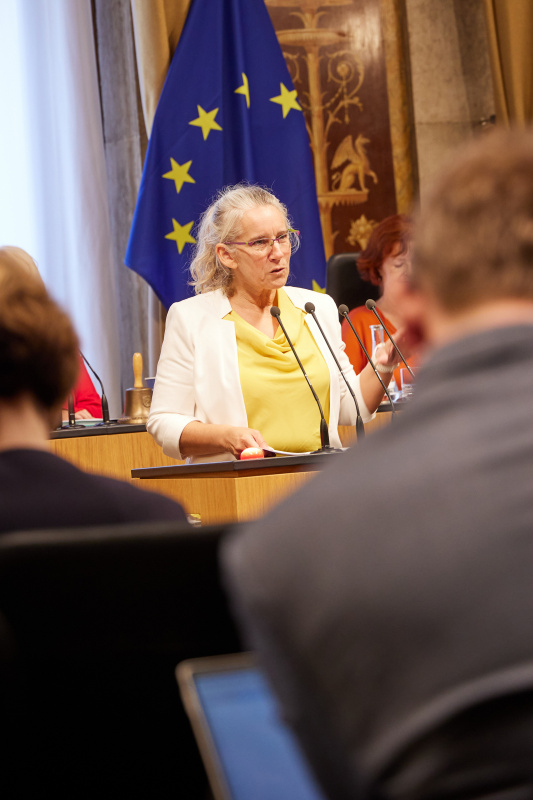 Am Rednerpult Bundesrätin Simone Jagl (GRÜNE)