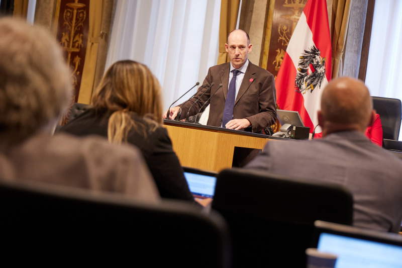 Am Rednerpult Bundesrat Karl-Arthur Arlamovsky (NEOS)