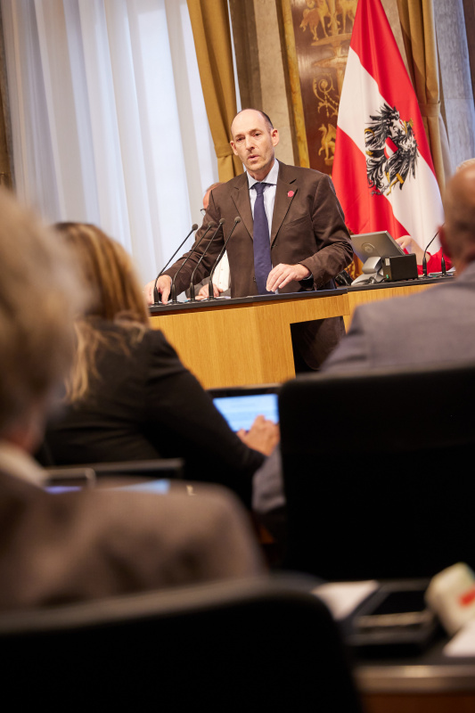 Am Rednerpult Bundesrat Karl-Arthur Arlamovsky (NEOS)