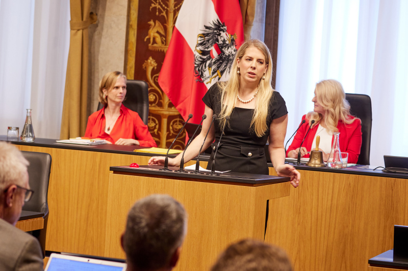 Am Rednerpult Bundesrätin Isabella Theuermann (FPÖ)