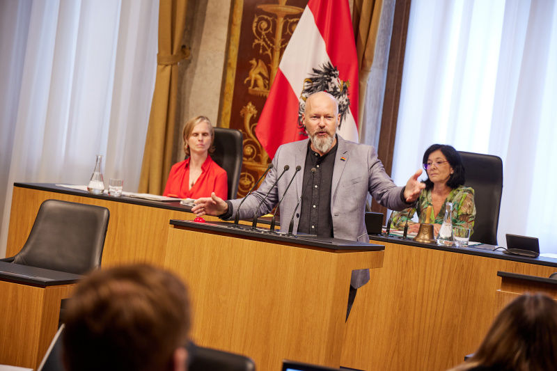 Am Rednerpult Vorsitzender der Bundesratsfraktion Marco Schreuder (GRÜNE)