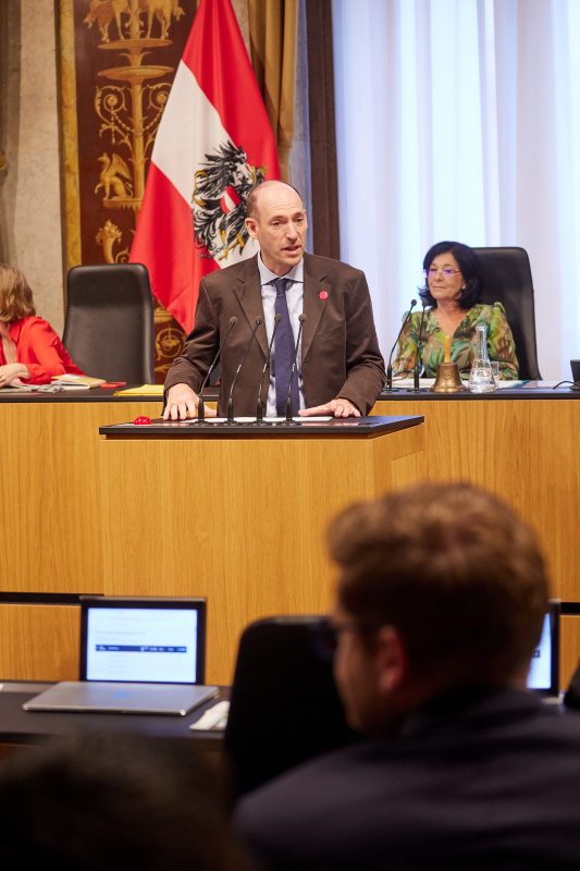 Am Rednerpult Bundesrat Karl-Arthur Arlamovsky (NEOS)