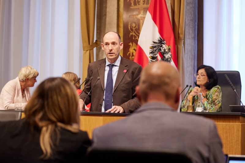 Am Rednerpult Bundesrat Karl-Arthur Arlamovsky (NEOS)