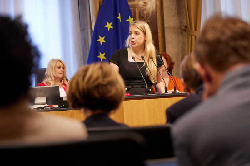 Am Rednerpult Bundesrätin Isabella Theuermann (FPÖ)