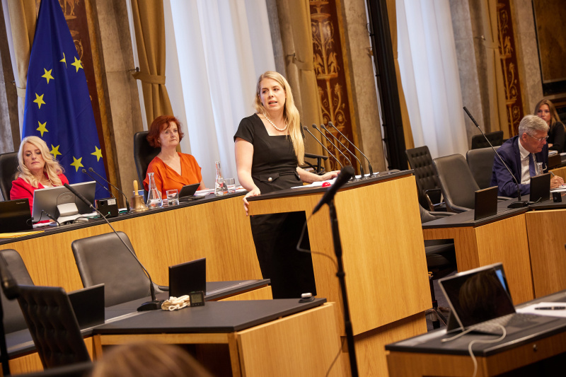 Am Rednerpult Bundesrätin Isabella Theuermann (FPÖ)