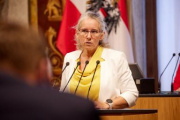 Am Rednerpult Bundesrätin Simone Jagl (GRÜNE)