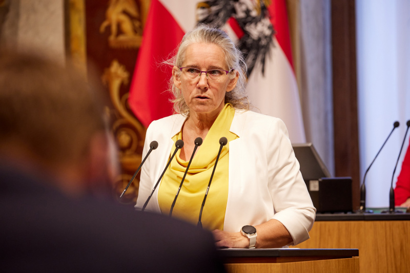 Am Rednerpult Bundesrätin Simone Jagl (GRÜNE)
