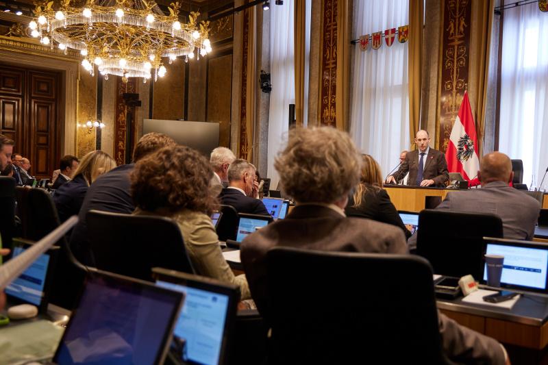 Am Rednerpult Bundesrat Karl-Arthur Arlamovsky (NEOS)