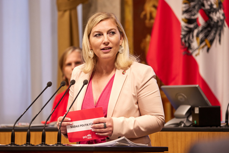 Am Rednerpult Vizepräsidentin des Bundesrates Doris Hahn (SPÖ)