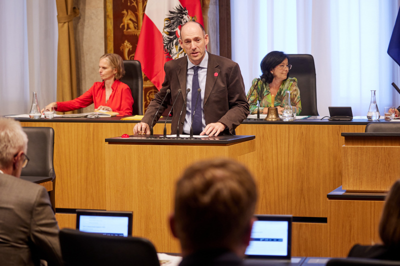 Am Rednerpult Bundesrat Karl-Arthur Arlamovsky (NEOS)