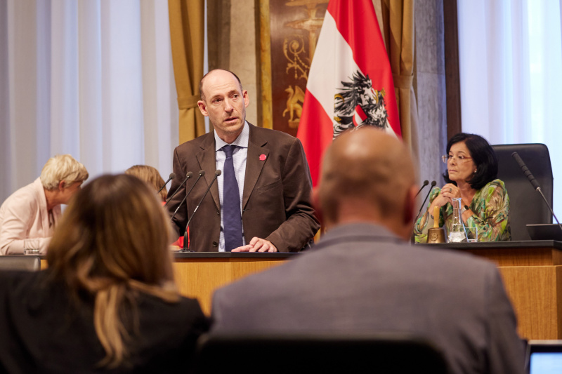 Am Rednerpult Bundesrat Karl-Arthur Arlamovsky (NEOS)