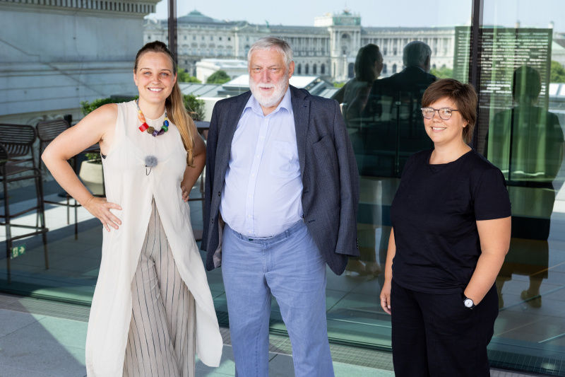 Von rechts: Europarechtsexpertin Teresa Weber, EU-Kommissar a.D. Franz Fischler,  Podcast Host Tatjana Lukáš