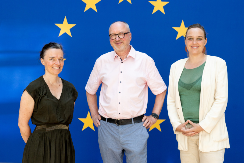 Von links:  Vertreterin des Österreichischen Parlaments in Brüssel Sophie Velberg, Stv. Leiter der Vertretung der Europäischen Kommission Wolfgang Bogensberger, Podcast Host Tatjana Lukáš