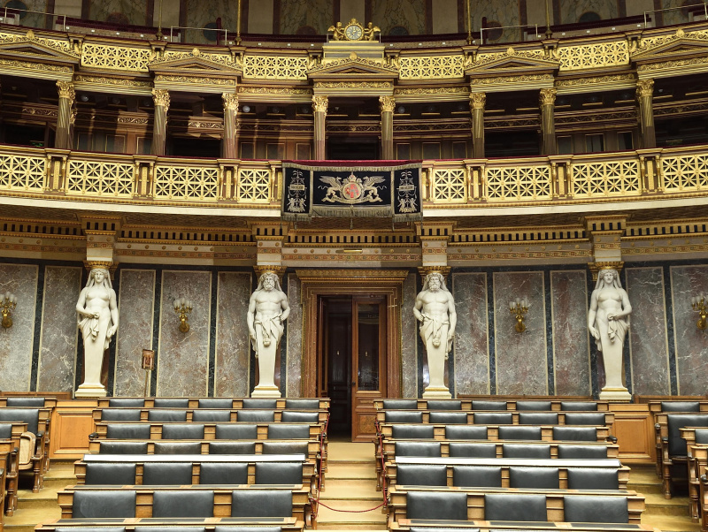 Bestickter Behang mit Kaiserwappen vor der Kaiserloge