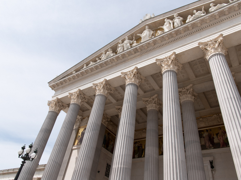 Säulen des Hauptportals