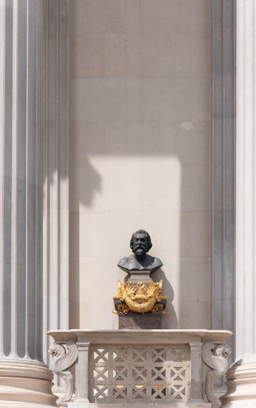 Büste von Theophil Hansen auf der rechten Seite des Hauptportals
