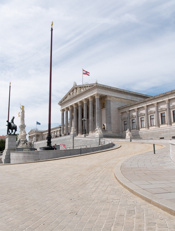 Rechte Rampe mit Hauptportal