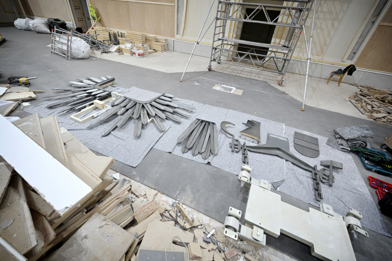Abbau des Adler im Großen Redoutensaal