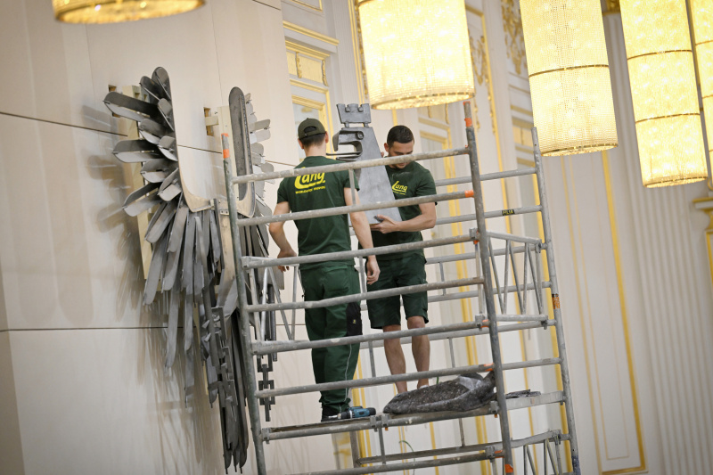 Abbau des Adler im Großen Redoutensaal