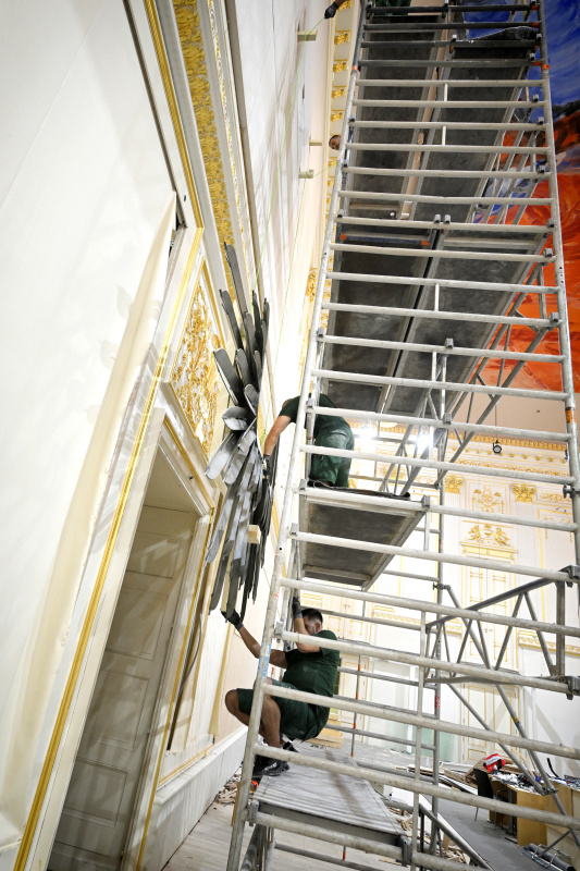 Abbau des Adler im Großen Redoutensaal