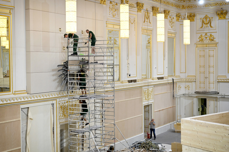 Abbau des Adler im Großen Redoutensaal