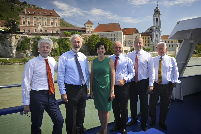 Schifffahrt durch die Wachau. Von links: Parlamentsdirektor Harald Dossi, Parlaments-Vizepräsident des kroatischen Sabor Ante Sanader, Präsidentin der tschechischen Abgeordnetenkammer Markéta Pekarová Adamová, Nationalratspräsident Wolfgang Sobotka (ÖVP), Präsident des slowakischen Nationalrates Boris Kollár, Vorsitzender des Ausschusses für auswärtige und EU-Angelegenheiten Italiens Giulio Tremonti