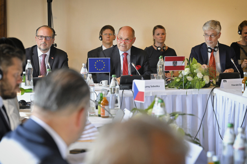 Arbeitsgespräch. Von links: Von links: Außenminister Alexander Schallenberg (ÖVP), Nationalratspräsident Wolfgang Sobotka (ÖVP), Parlamentsdirektor Harald Dossi