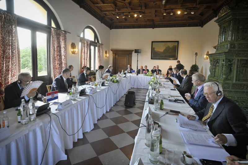 Arbeitsgespräch. Linke Tischhälfte: Parlaments-Vizepräsident des kroatischen Sabor Ante Sanader (1. von links), Präsidentin der tschechischen Abgeordnetenkammer Markéta Pekarová Adamová (4. von links). Mitte: Außenminister Alexander Schallenberg (ÖVP), Nationalratspräsident Wolfgang Sobotka (ÖVP), Parlamentsdirektor Harald Dossi. Rechte Tischhälfte: Vorsitzender des Ausschusses für auswärtige und EU-Angelegenheiten Italiens Giulio Tremonti (1. von rechts), Präsident des slowakischen Nationalrates Boris Kollár (3. von rechts)