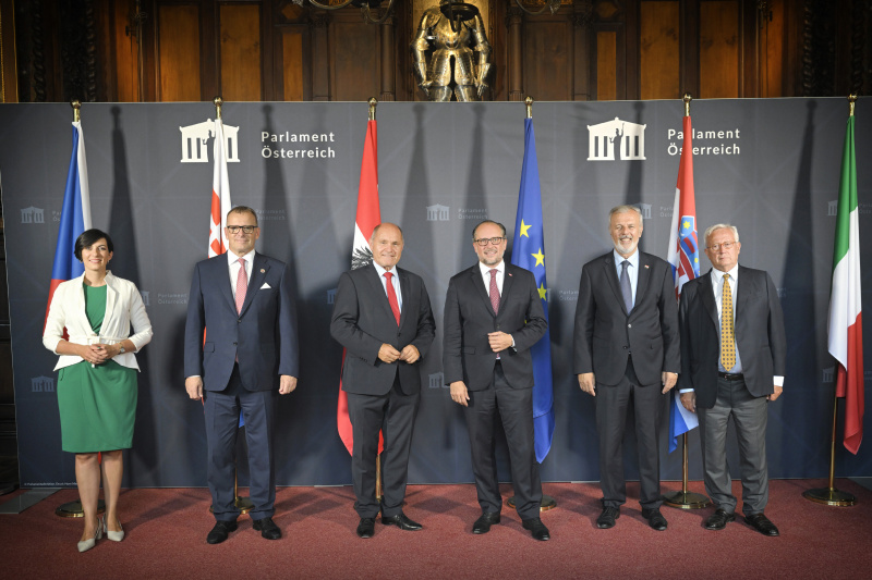 Von links: Präsidentin der tschechischen Abgeordnetenkammer Markéta Pekarová Adamová, Präsident des slowakischen Nationalrates Boris Kollár, Nationalratspräsident Wolfgang Sobotka (ÖVP), Außenminister Alexander Schallenberg (ÖVP), Parlaments-Vizepräsident des kroatischen Sabor Ante Sanader, Vorsitzender des Ausschusses für auswärtige und EU-Angelegenheiten Italiens Giulio Tremonti