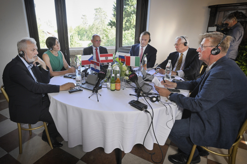 Pressegespräch. Von links: Parlaments-Vizepräsident des kroatischen Sabor Ante Sanader, Präsidentin der tschechischen Abgeordnetenkammer Markéta Pekarová Adamová, Nationalratspräsident Wolfgang Sobotka (ÖVP), Präsident des slowakischen Nationalrates Boris Kollár, Vorsitzender des Ausschusses für auswärtige und EU-Angelegenheiten Italiens Giulio Tremonti, Moderator Edgar Schütz